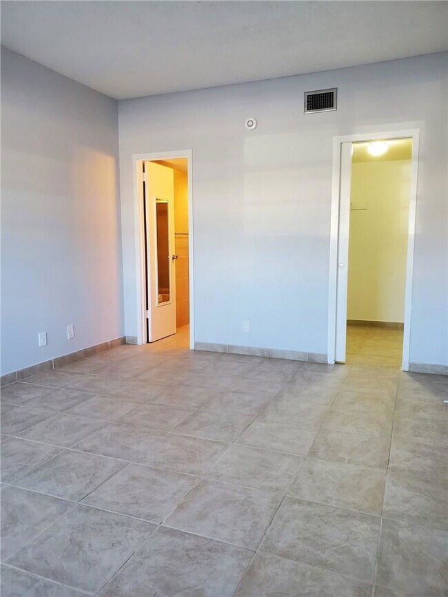 Building Photo - 2200 E Hallandale Beach Blvd