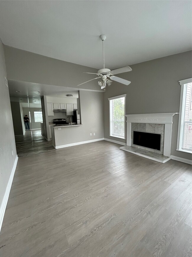 Building Photo - 3900 Woodchase Dr