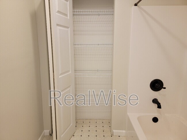 Building Photo - 344 W Selmar Ct