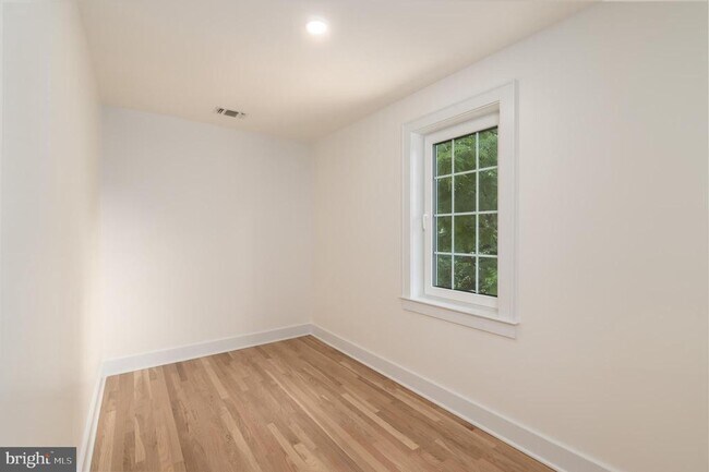 Building Photo - 3903 Legation St NW