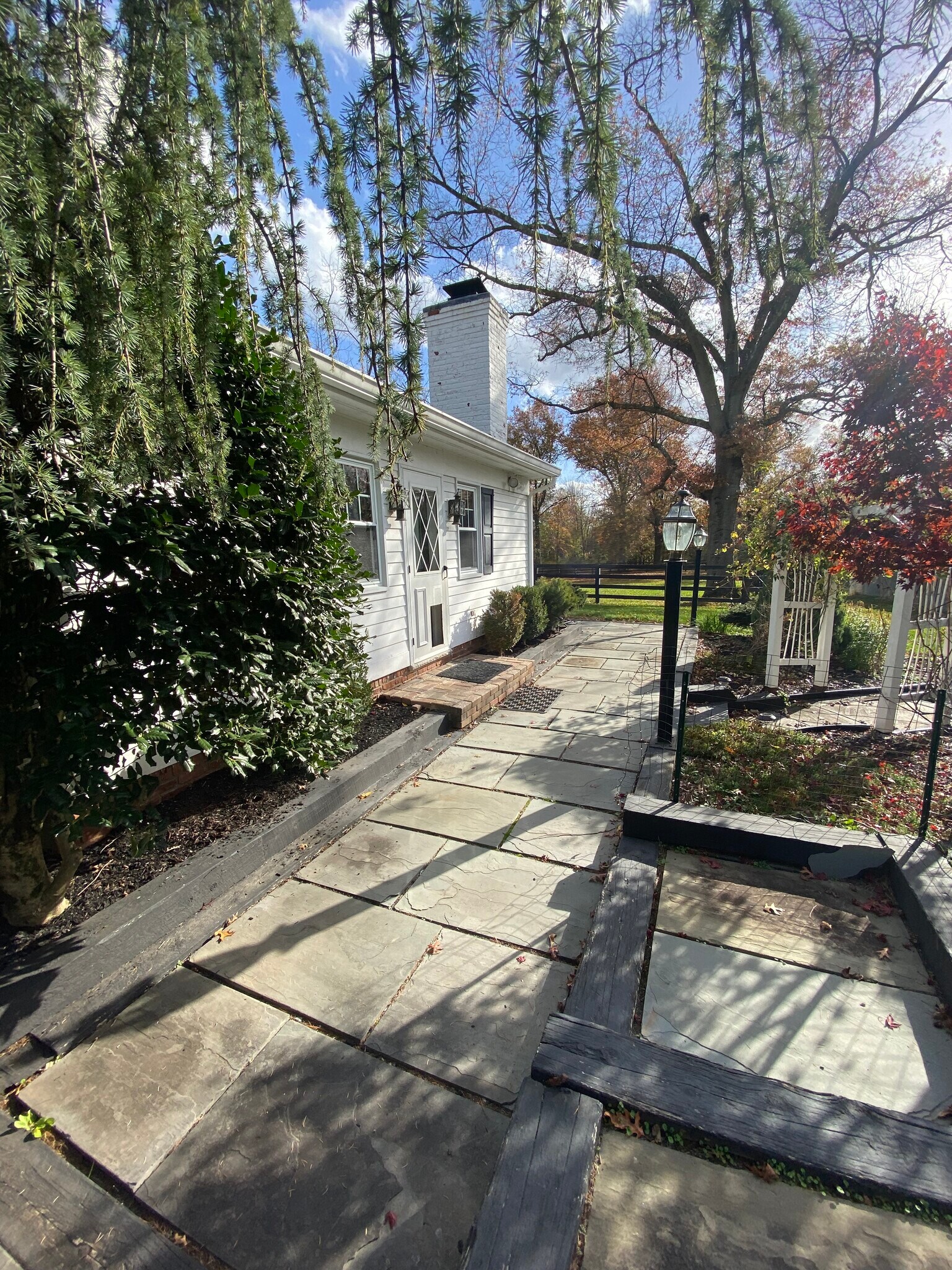 Building Photo - 421 Country Club Rd