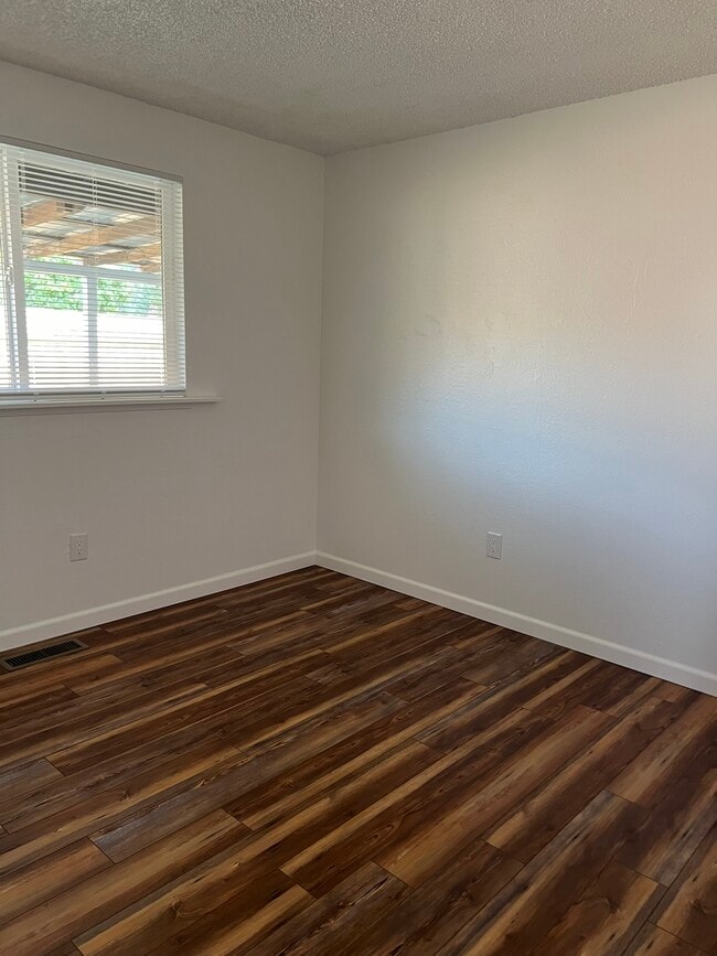 Building Photo - 2394 Lodgepole Dr SE