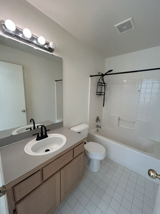 Building Photo - Beautiful Newly updated 4 bedroom 2.5 bath 1,582 Sq Ft Home  in Crown Ridge Estates
