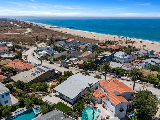 Building Photo - 7512 Rindge Ave