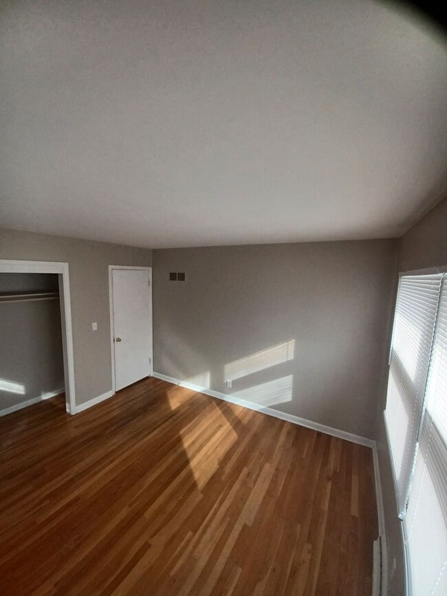 Building Photo - Don't miss out on this great Duplex!