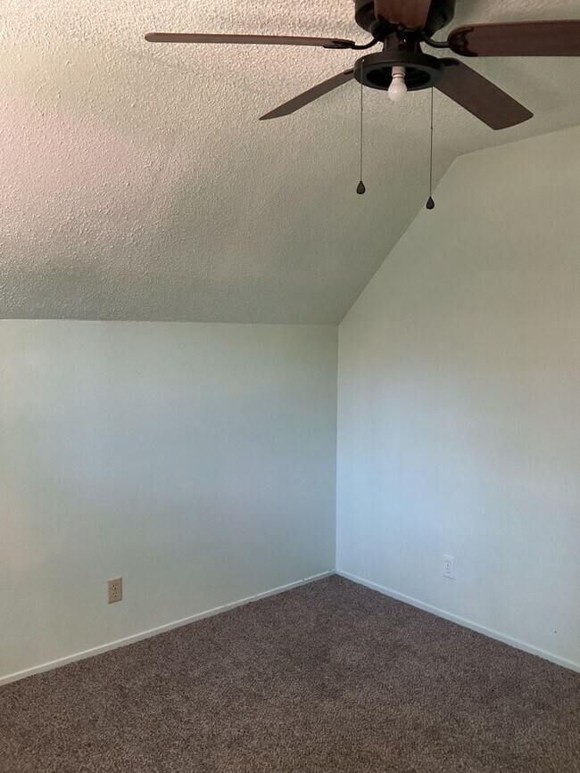 Building Photo - Two story 4 bedroom 2 bath home, Magalia