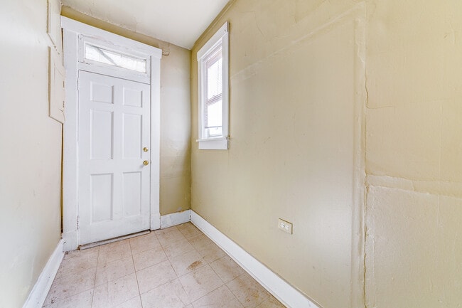 Building Photo - AVAILABLE JUNE 2026 - Traditional 2 Bedroom Home in Mt Washington!