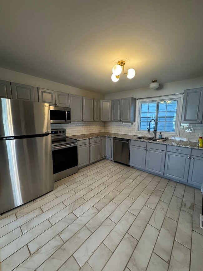 Building Photo - 3 bed, 2.5 bath home with spacious layout and oversized den/bonus room. Features include a fully ...