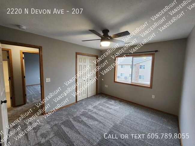 Building Photo - 2220 Devon Ave