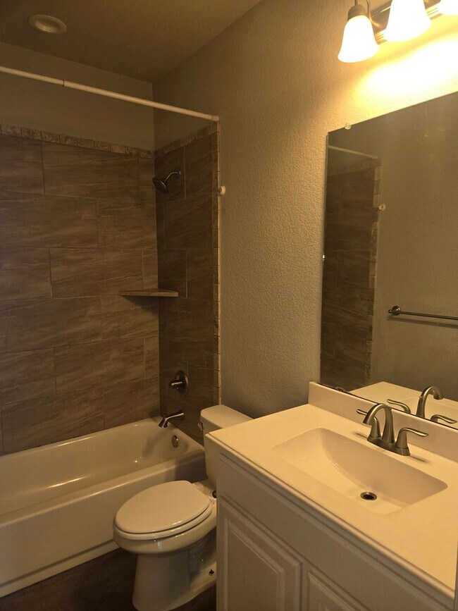 Building Photo - Beautiful 4/2 + Private Fenced Yard + Addi...