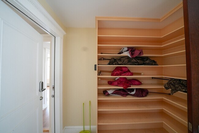 Building Photo - 15 Merrymount Ave