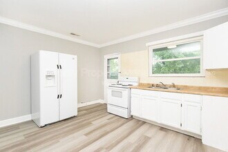 Building Photo - 1301 N Orchard Knob Ave