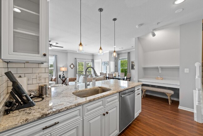 Building Photo - Luxurious Condo Living in Gated Stonegate ...