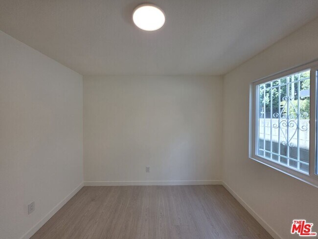 Building Photo - 912 N Ridgewood Pl