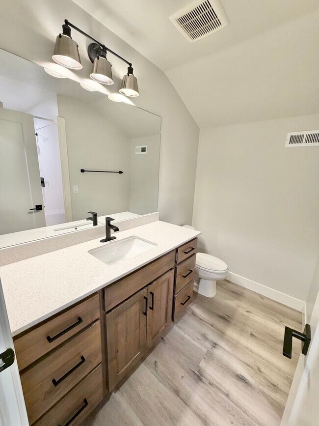 Building Photo - Beautiful Modern 5 Bedroom Home!! Furnished or Unfurnished option!!