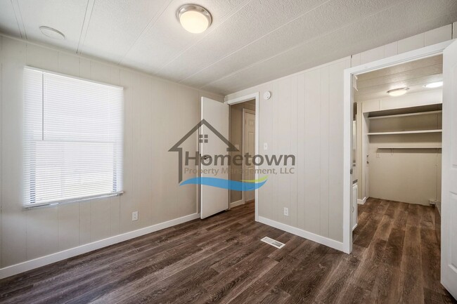 Building Photo - 3 Bedroom 1 Bath Home with Off-Street Park...