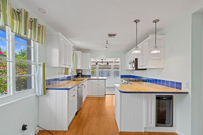 Building Photo - 430 N Ocean Breeze