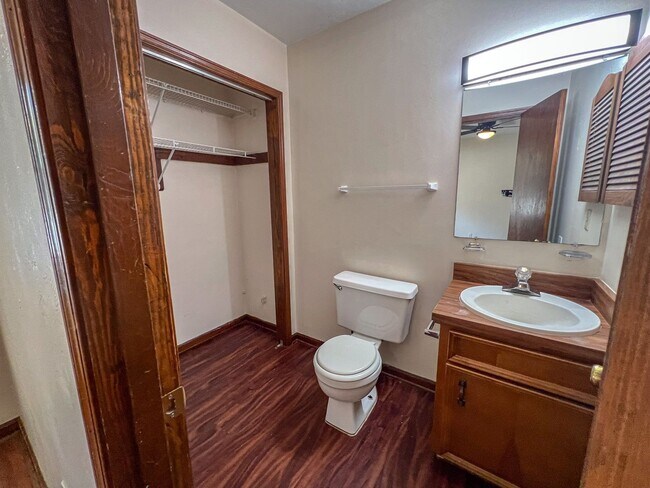 Building Photo - Peaceful 2 bedroom off Lake Jackson