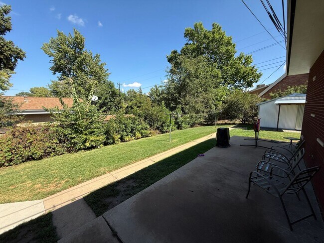 Building Photo - Crestline Ave/Lakeview St (Triplex)