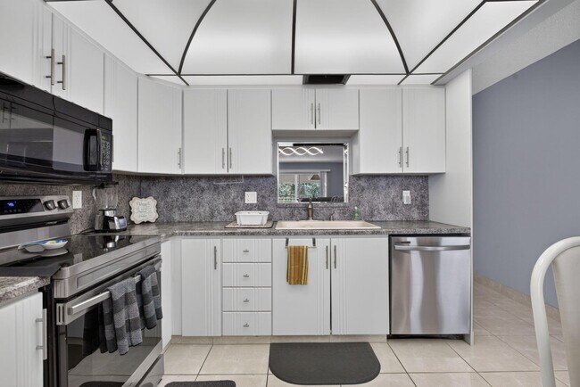 Building Photo - 2304 Lucaya Ln