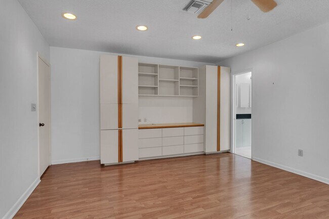 Building Photo - Beautiful home in quiet neighborhood