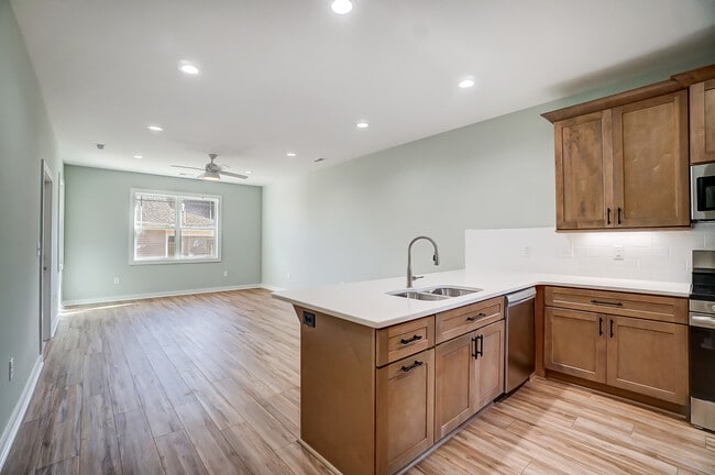 Building Photo - 1511 28th St Pl SE