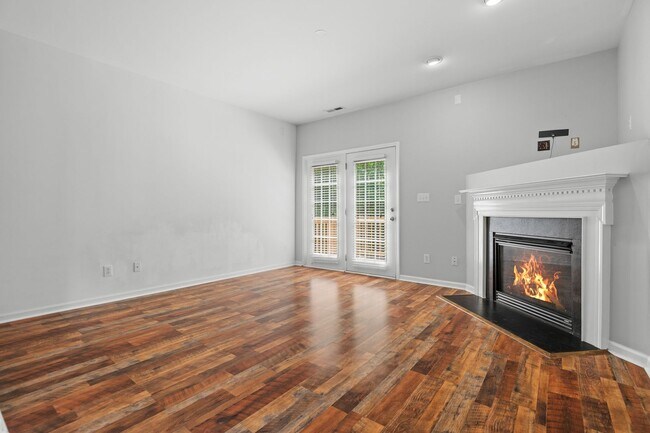 Building Photo - End-unit 2 Bedroom Townhome