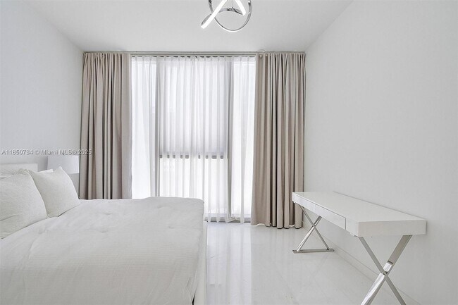 Building Photo - 300 Biscayne Blvd Way