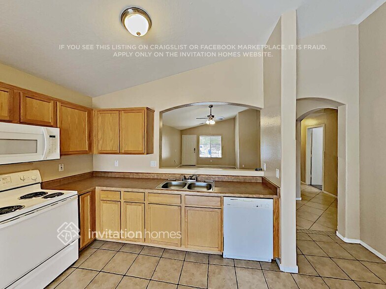 Building Photo - 419 S Sabrina