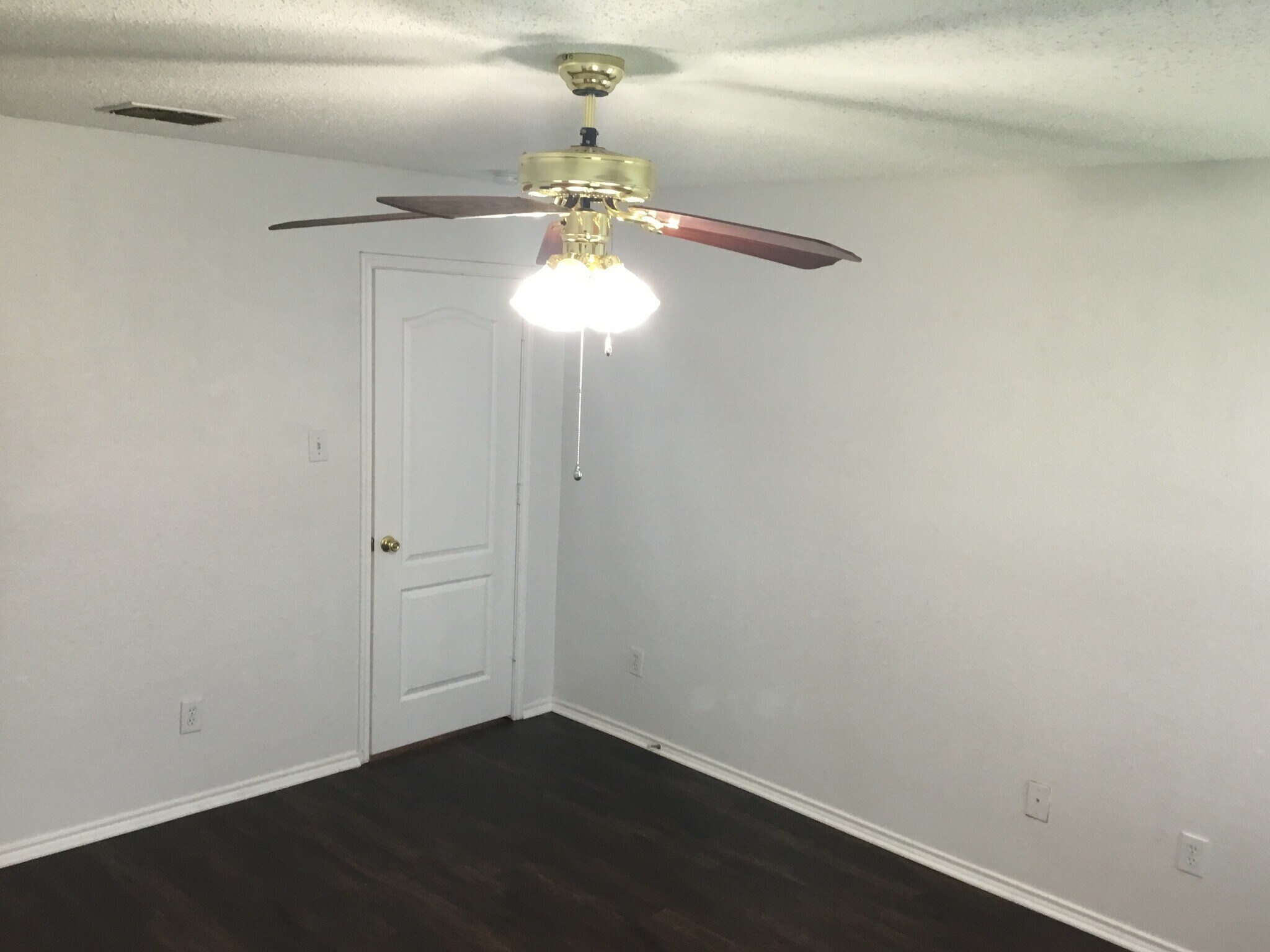 Building Photo - 902 Pryor Dr