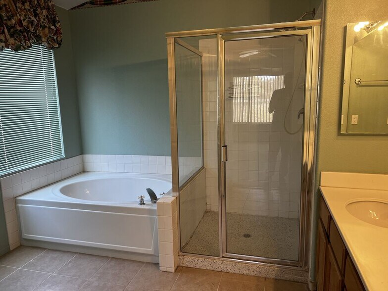 Building Photo - 8327 San Ramon Dr