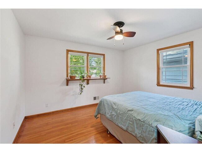Building Photo - 4215 16th Ave S