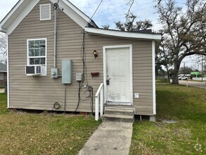 Building Photo - 601 S Cherry St