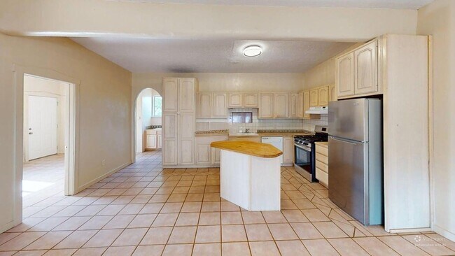 Building Photo - Light and bright 2 bedroom central location