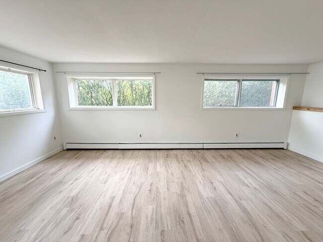 Building Photo - 1116 S Pinecrest Dr