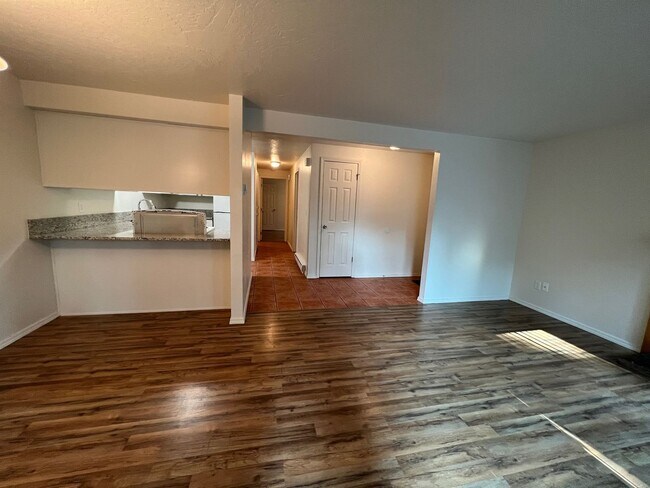 Building Photo - 2 Bedroom Condo in Lake Oswego