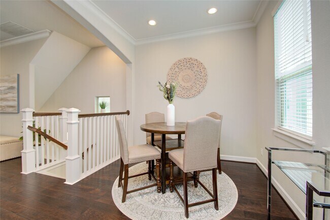 Building Photo - 2015 Royal Landing Dr