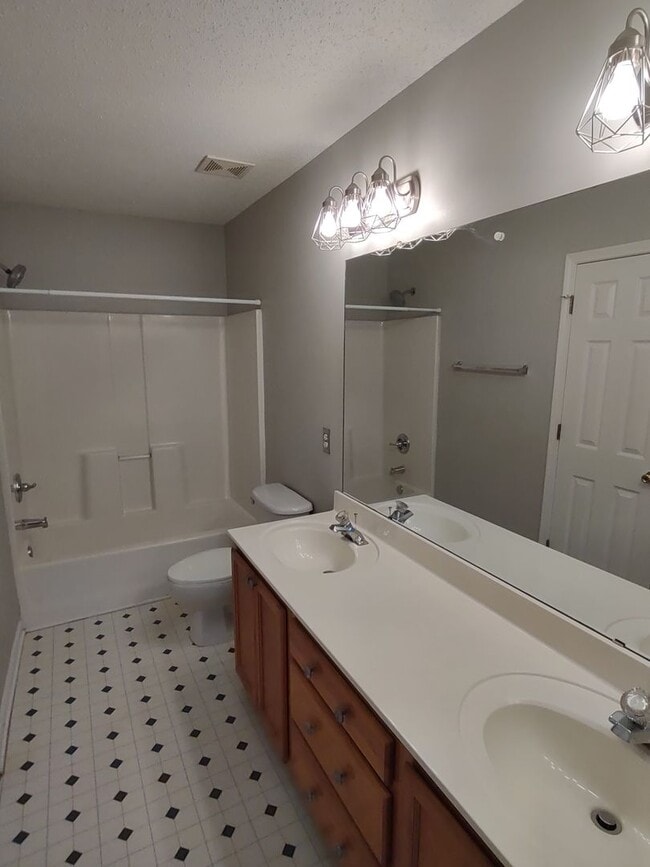 Building Photo - Beautiful Townhome in University Heights C...