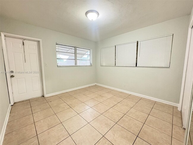 Building Photo - 1900 NW 12th Ave