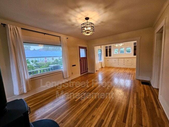 Building Photo - 636 N Shaver St