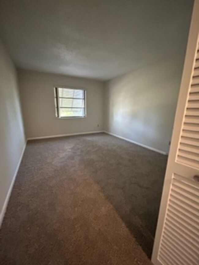 Building Photo - Beautiful Ground Floor 1 Bedroom Condo in ...