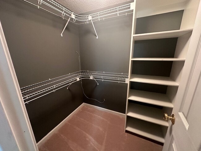 Building Photo - 4 bedroom, 2 1/2 bath