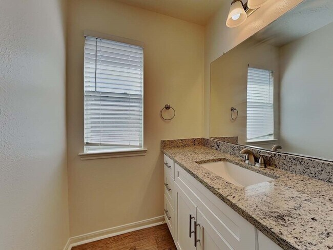 Building Photo - 28631 Hidden Lake W