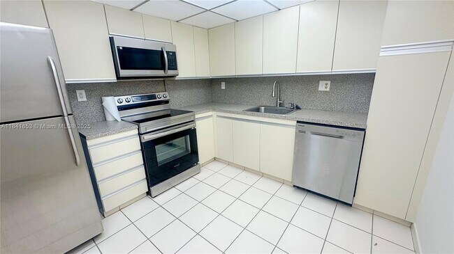 Building Photo - 18151 NE 31st Ct