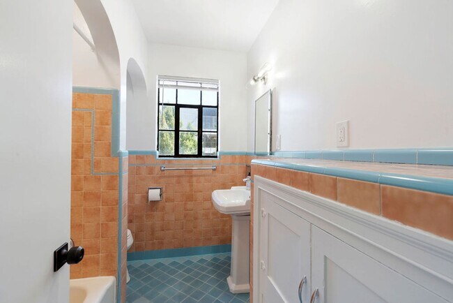 Building Photo - 640/642 West 1st Street