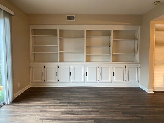 Building Photo - Large 2 Bed 2.5 Bath Apt in Green Hills - ...