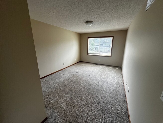 Building Photo - 3 Bed 3 Bath Townhome