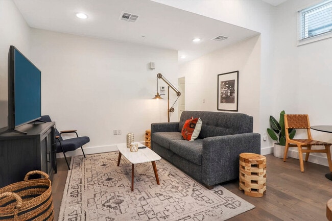 Building Photo - 127 Carondelet St