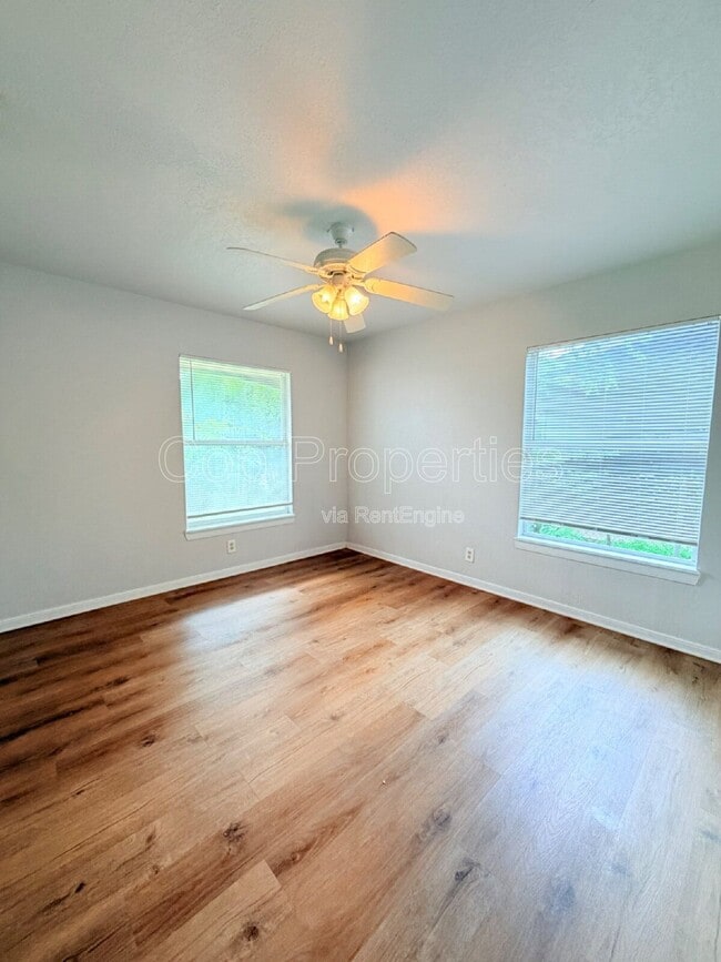 Building Photo - 827 Dunwoodie Dr
