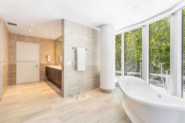 Building Photo - 1 Collins Ave